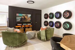 El living de la casa tiene detalles urbanos que caracterizan el estilo de Daddy Yankee
