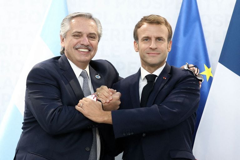 El presidente argentino Alberto Fernández (izq.) Le da la mano al presidente francés Emmanuel Macron (der.) Antes de una reunión bilateral durante la cumbre de líderes del G20