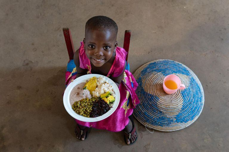 28-08-2021 Menor de Uganda con un plato de comida POLITICA © UNICEF/UN0509184/ABDUL