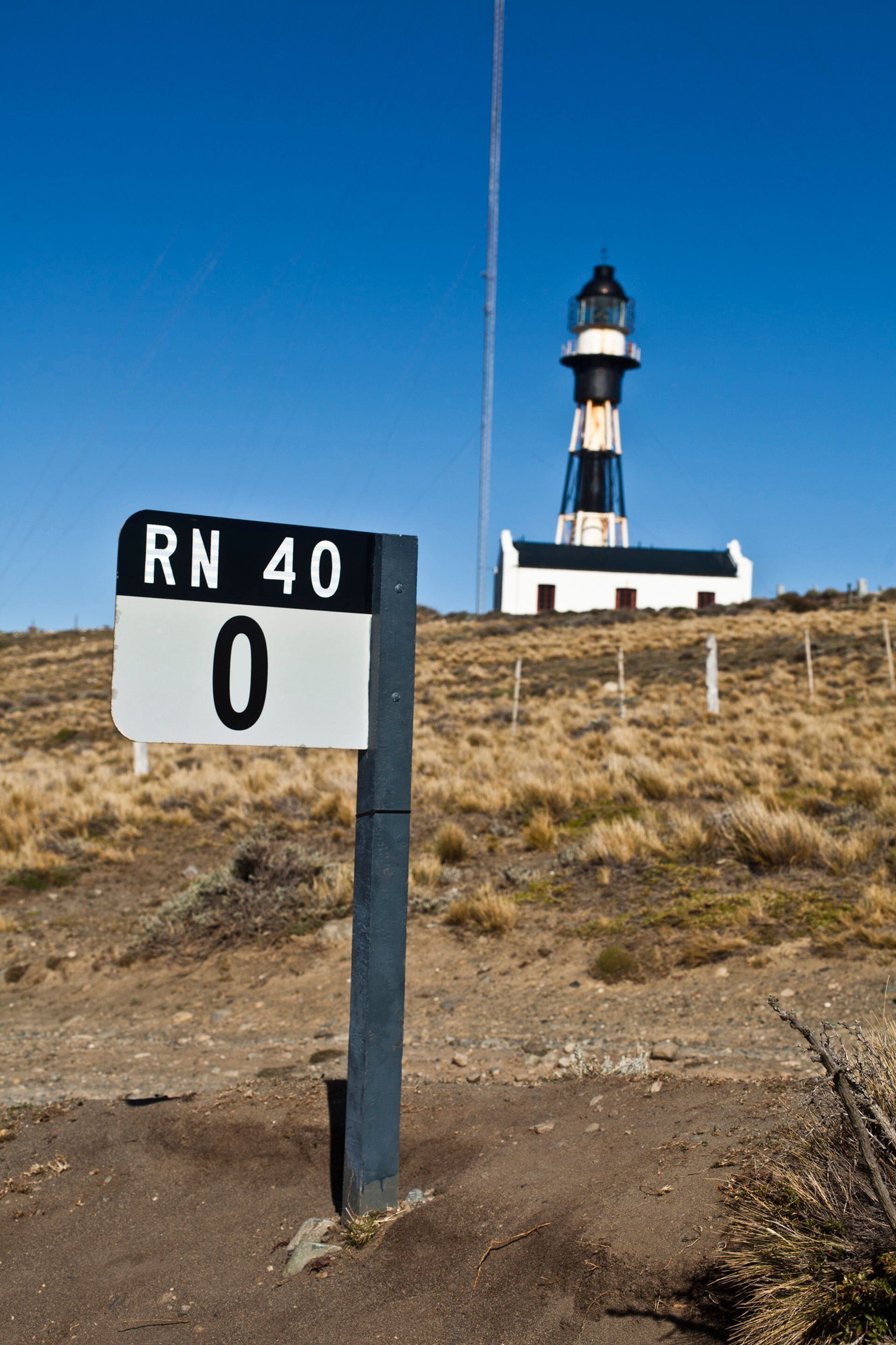 El Faro de Cabo Vírgenes se encuentra al lado del Km 0 del nuevo trazado de la RN 40.