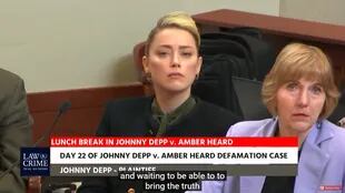 Amber Heard miraba con atención a Johnny Depp mientras él prestaba su testimonio (Crédito: Captura de video YouTube/Law & Crime Channel)