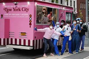 El Museo del Helado sirve helados a trabajadores esenciales fuera del Hospital Lenox Hill durante la pandemia de coronavirus el 30 de abril de 2020 en la ciudad de Nueva York