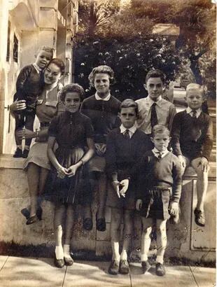 César Banana Pueyrredón (izquierda) junto a sus siete hermanos mayores en la entrada de su casa de la infancia, en Palermo Chico