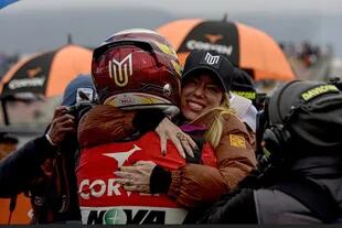 El abrazo de José Manuel Urcera, ganador del Desafío de las Estrellas, con su pareja Nicole Neumann; el piloto agradeció a Horacio Soljan, responsable del Maquin Parts Racing por la construcción de un nuevo Torino, tras el accidente en Toay