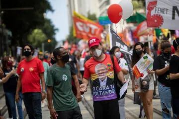 La gente participa en una manifestación contra el presidente brasileño Jair Bolsonaro en medio del Día de la Independencia de Brasil, en Río de Janeiro