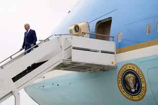 El presidente Joe Biden, en su llegada a Los Angeles. (AP Photo/Evan Vucci)