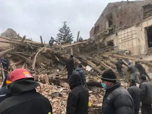 Los rescatistas intentan encontrar sobrevivientes entre los escombros, después de que un misil ruso diezmara la base militar de Okhtyrka
