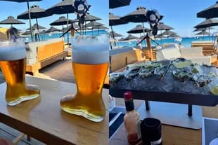Los turistas pidieron dos cervezas, dos tragos y una porción de ostras y pagaron más de 500 euros