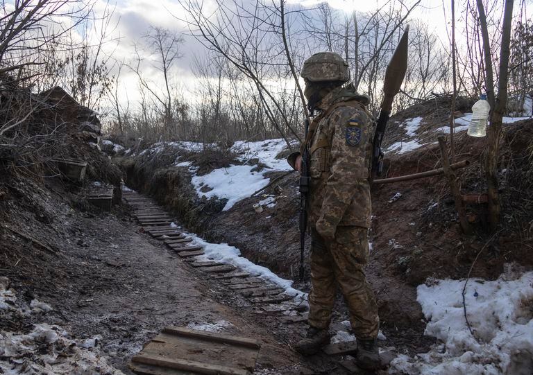 Un efectivo ucraniano permanece en una trinchera en la línea de separación con los rebeldes prorrusos, en la región de Dontesk, Ucrania, el viernes 7 de enero de 2022. (AP Foto/Andriy Dubchak)