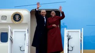 La ex pareja presidencial sufrió un retraso en su vuelo hacia California, donde pasarán sus vaciones