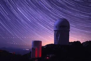El Instrumento Espectroscópico de la Energía Oscura (DESI) se encuentra en el domo del telescopio Mayall, en el Observatorio Kitt Peak, en Arizona.