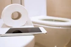 Revelan que usar el celular en el baño puede ser peligroso para la salud