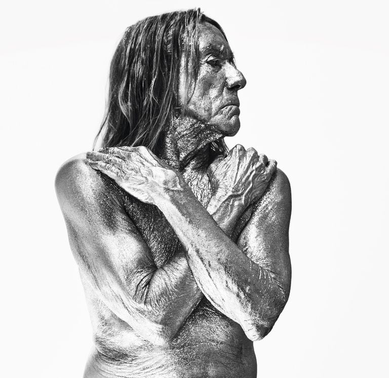 Iggy Pop (agosto) fue rociado con pintura plateada durante parte de su sesión de fotos