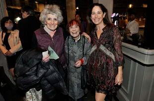 La periodista Nora Lafón, la directora Lía Jelín y la actriz Laura Novoa en la noche del festejo del Picadero
