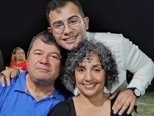 Un posteo de César Sena con sus padres, Emerenciano Sena y Marcela Acuña