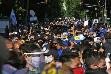 Miles de personas hacen cola para entrar a la Casa Rosada y despedir a Diego Maradona