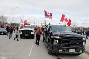 La policía empezó a desbloquear un puente clave que une Canadá y EE.UU.