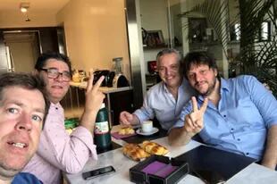 Alberto Fernández desayunando en su casa con Leandro Santoro, Juan Pablo Biondi y Daniel, un amigo