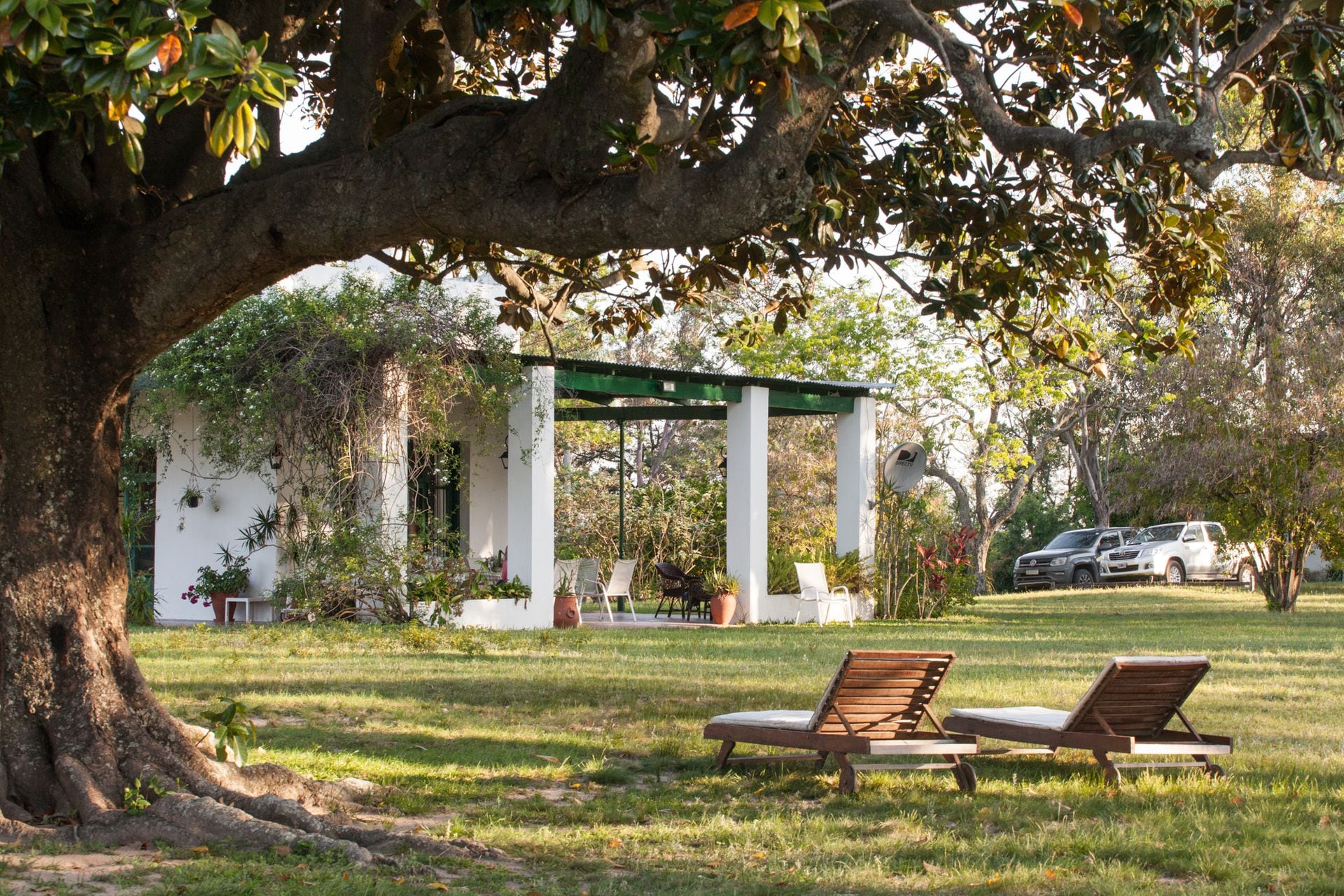 La estancia tiene galerías para almorzar y perder la vista en el campo.