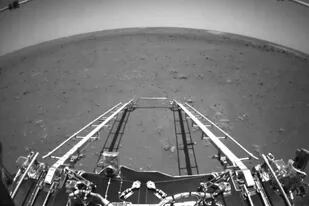 Las primeras imágenes tomadas por Zhurong, el robot chino que aterrizó en Marte