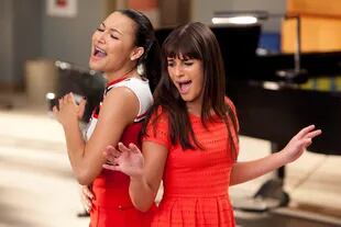 Naya Rivera en Glee junto a Lea Michele