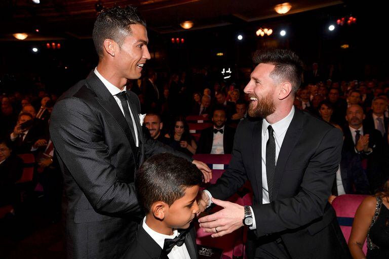 Lionel Messi y Cristiano Ronaldo conversan y se saludan en la ceremonia de los Premios de Fútbol de la FIFA, el 23 de octubre de 2017, en Londres.
