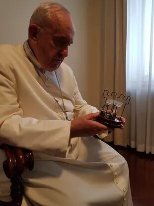 El Papa Francisco, con la artesanía hecha por presos y guardiacárceles bonaerenses