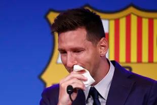 ARCHIVO - En esta foto del 8 de agosto del 2021, Lionel Messi llora al inicio de una conferencia de prensa en el estadio Camp Nou en Barcelona. La temporada de La Liga española arranca este fin de semana y va a ser diferente a cualquiera en los últimos 17 años. Será la primera sin Messi, su goleador de todos los tiempos  y uno de los mejores jugadores de su historia. (AP Foto/Joan Monfort)