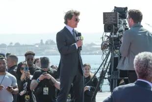 Tom Cruise hablando con la prensa