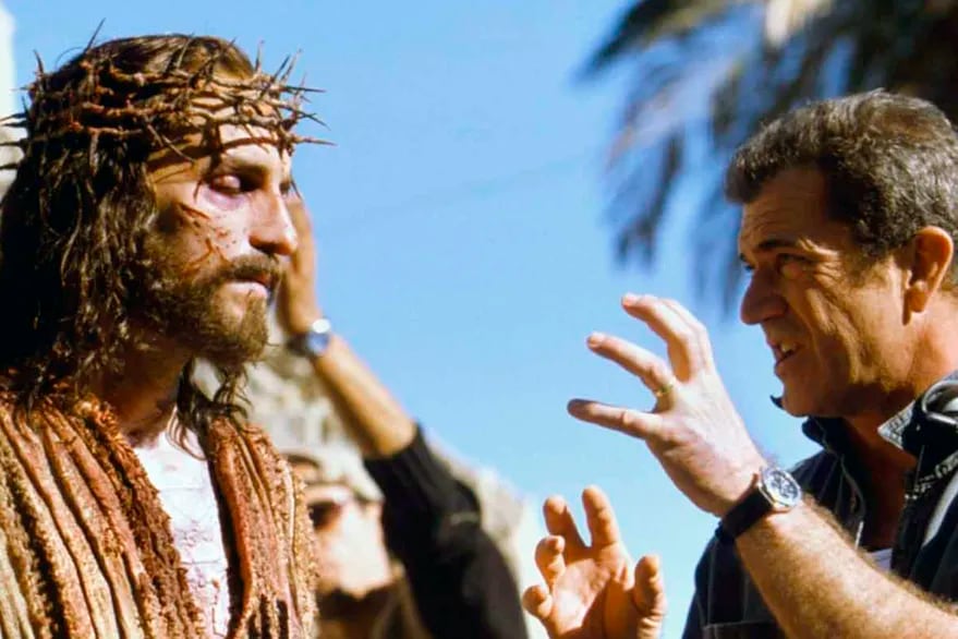 Durante el rodaje de "La Pasión de Cristo", el actor Jim Caviezel recibe las indicaciones del director Mel Gibson