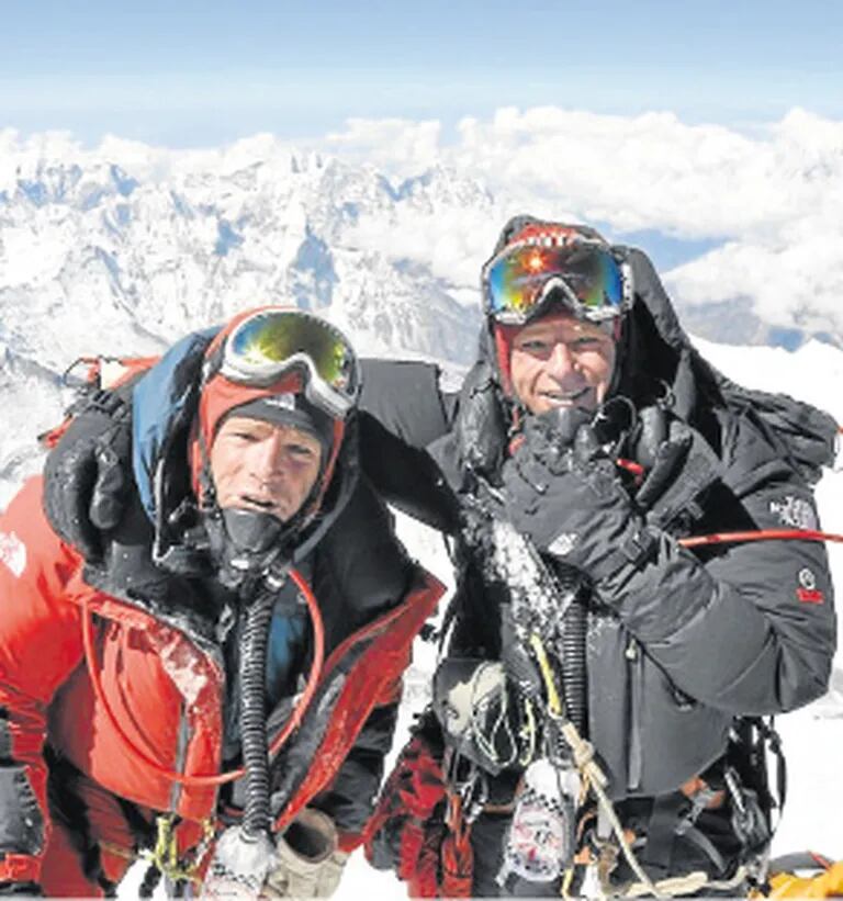 Damián y Willie Benegas, el año pasado, en la cumbre del Everest