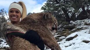 10 de marzo de 2016. Kendall Jones publica en su muro de Facebook fotos con los animales que caza