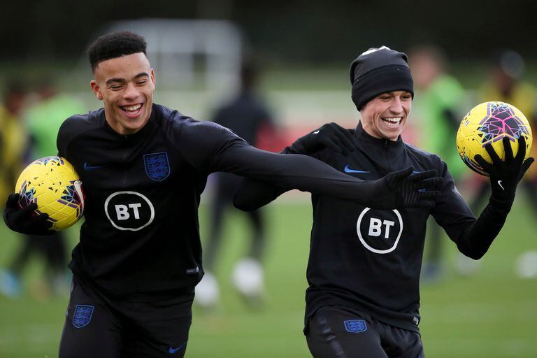 Mason Greenwood y Phil Foden entrenando con la selección inglesa.