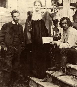 Lou Andreas-Salomé (centro) y Rainer Maria Rilke (izquierda) visitando al poeta ruso Spiridon Drozhzhin