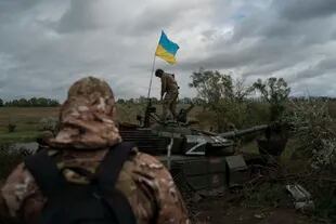 A Soldier Of The Ukrainian National Guard Stands Atop A Destroyed Russian Tank In A Field Near The Border With Russia In Kharkiv Region, Ukraine, Monday, Sept. 19, 2022.