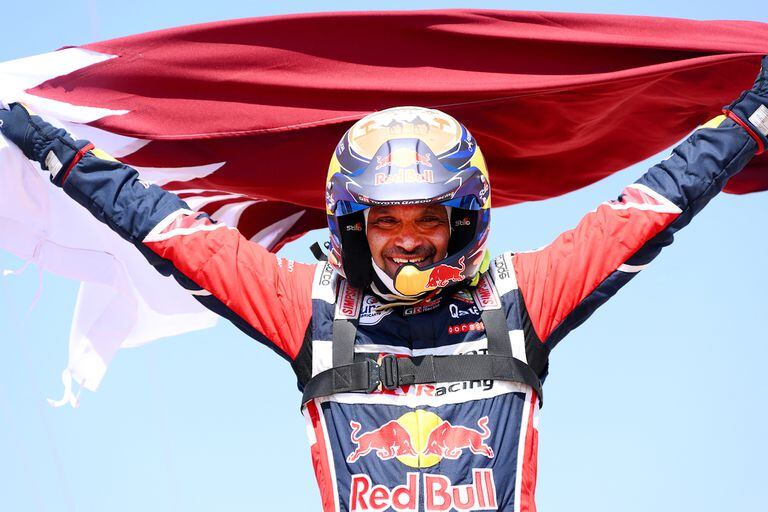 El piloto de Toyota Nasser Al-Attiyah de Qatar celebra su victoria tras ganar el Rally Dakar 2022, al final de la última etapa entre Bisha y Jeddah en Arabia Saudita, el 14 de enero de 2022.