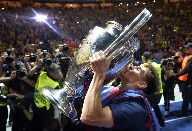 En imagen de archivo del sábado 6 de junio de 2015, Lionel Messi besa el trofeo al coronarse con Barcelona en la Liga de Campeones, tras un triunfo de 3-1 en la final ante la Juventus, en Berlín. ¿Podrá repetirlo?. (AP Foto/Martin Meissner, archivo)