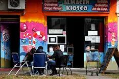 La Plata. Comerciantes comparten el wifi para que los chicos vulnerables estudien
