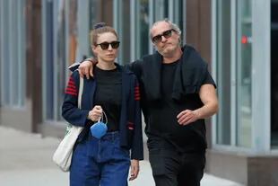 Rooney Mara y Joaquin Phoenix caminando por Nueva York