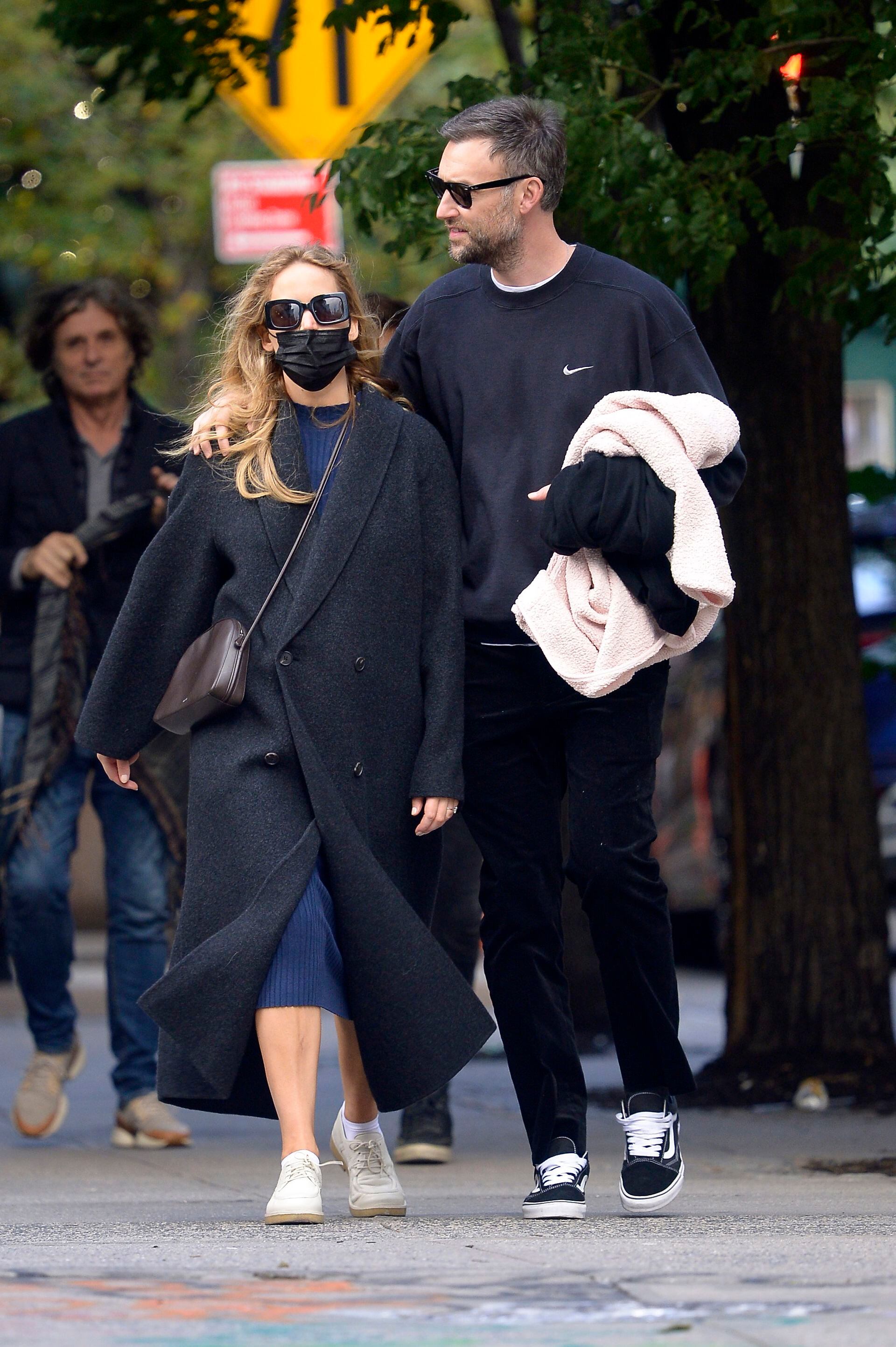 Jennifer Lawrence y su esposo Cooke Maroney caminando por Soho