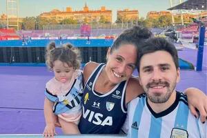 La jugadora que brilla en el Mundial y corre a abrazar a su hija luego de cada triunfo de las Leonas