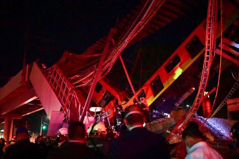 Al menos 23 muertos y 70 heridos tras caer un tren en la Ciudad de México , era una unidad del metro que pasaba por un viaducto y quedó colgada entre la estructura del puente que se desplomó sobre la calle