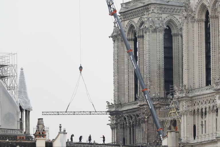 Debido a los pronósticos de tormenta en París ordenaron la instalación de lonas para evitar que el agua ingrese y dañe más aún la catedral. Para colocar las lonas convocaron a montañistas profesionales.