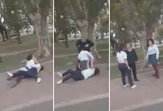 Dos alumnas se agarraron a trompadas en una plaza, llegó una mujer y las separó a los cachetazos