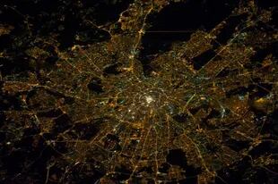 Moscú, la capital rusa exhibe un punto central notablemente más iluminado que el resto de su cartografía