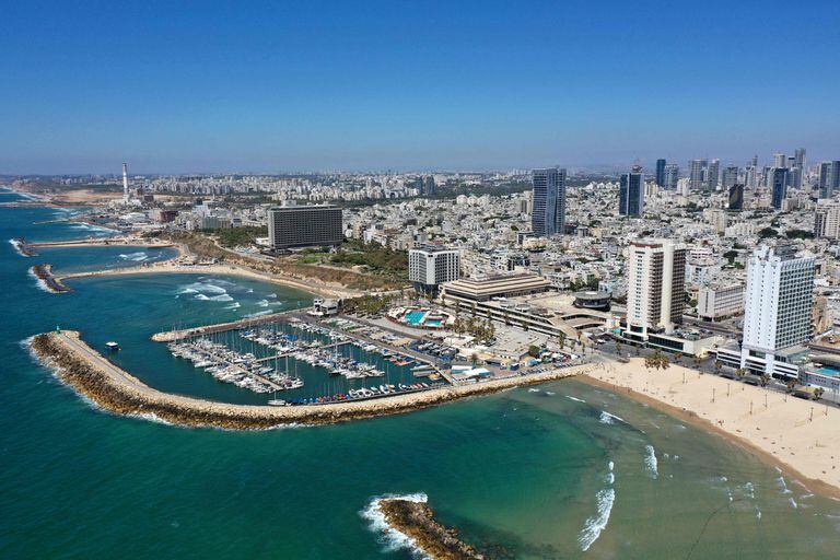 Una vista aérea de Tel Aviv y sus playas; la capital económica israelí fue definida como la ciudad más cara del mundo