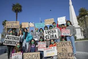 Adolescentes protestan contra el cambio climático en Plaza de Mayo