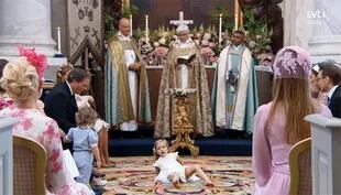 Durante la ceremonia de bautismo de su hermana Adrienne, la princesa Leonor de Suecia se sacó los zapatos frente al altar. 