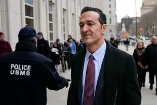 Hernán López, exejecutivo de 21st Century Fox, llega a una corte federal en Brooklyn

