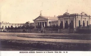 El pórtico rosado del Cementerio de Chacarita fue diseñado por el arquitecto italiano Juan Antonio Buschiazzo en 1886; hoy sigue siendo el ingreso principal al predio